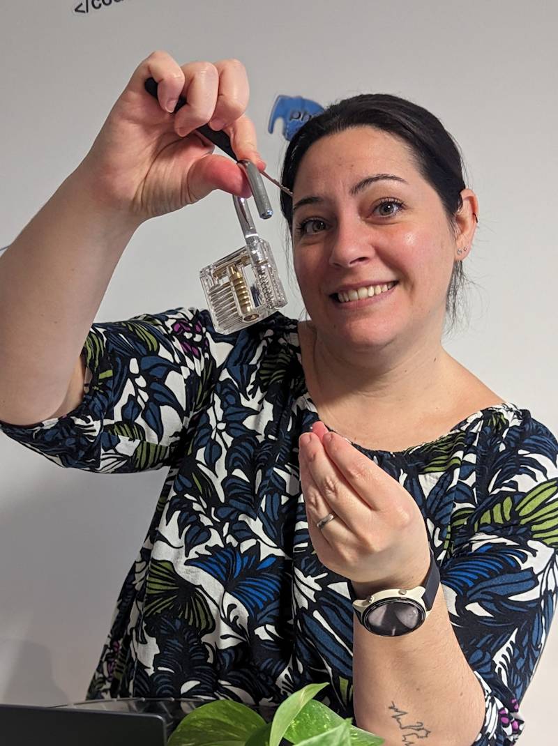 photo avec un cadenas ouvert 